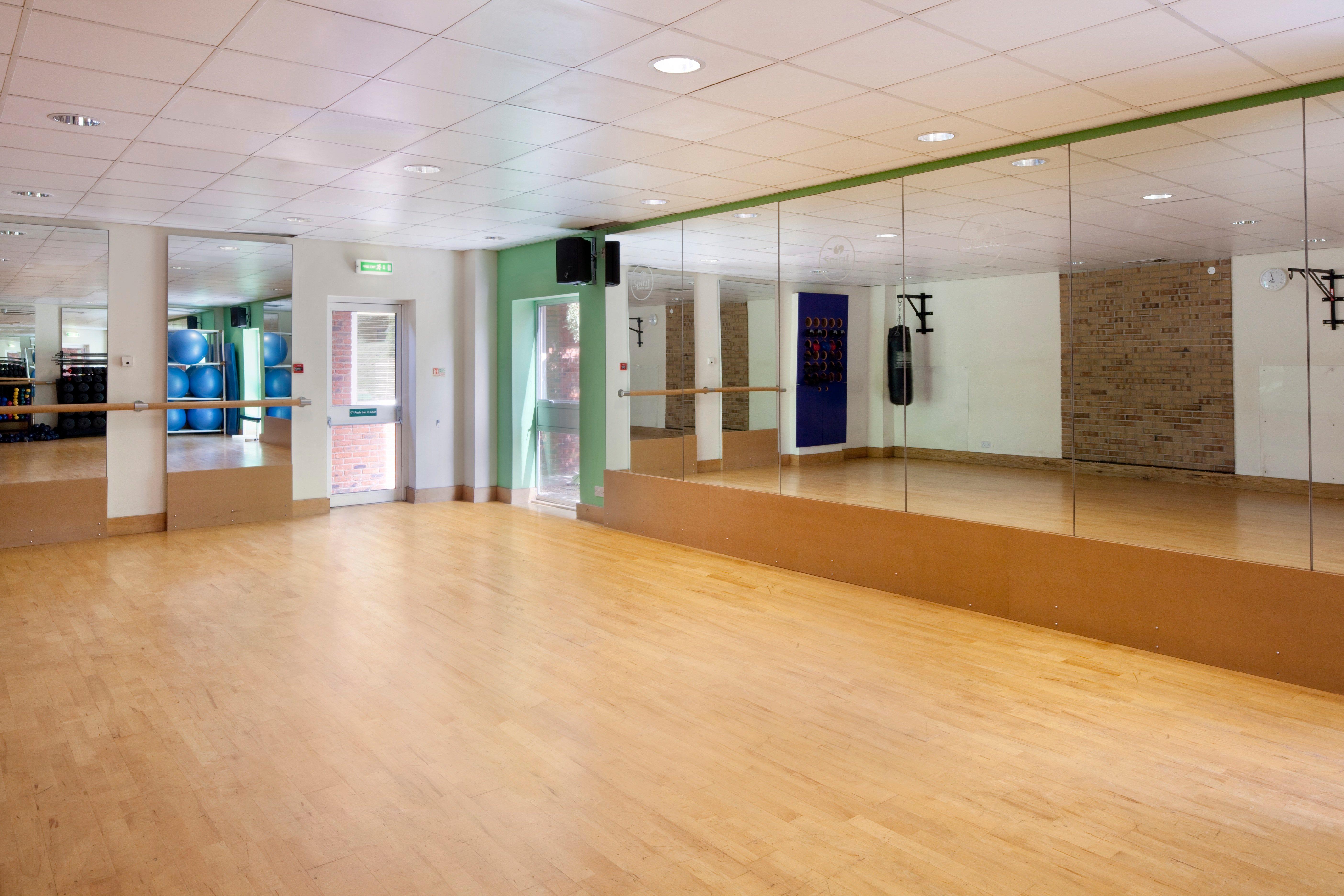 Holiday Inn Guildford By Ihg מראה חיצוני תמונה