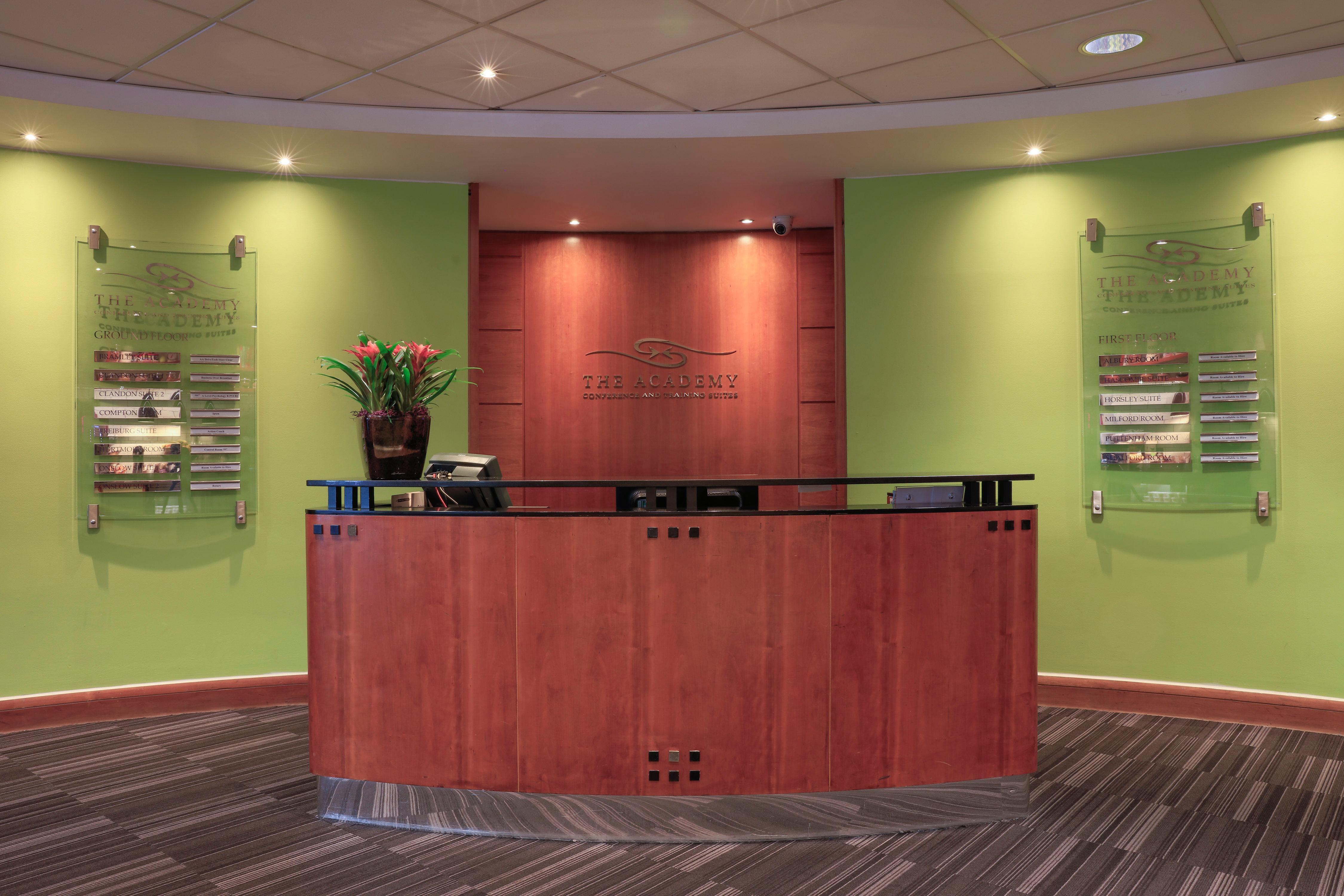 Holiday Inn Guildford By Ihg מראה חיצוני תמונה