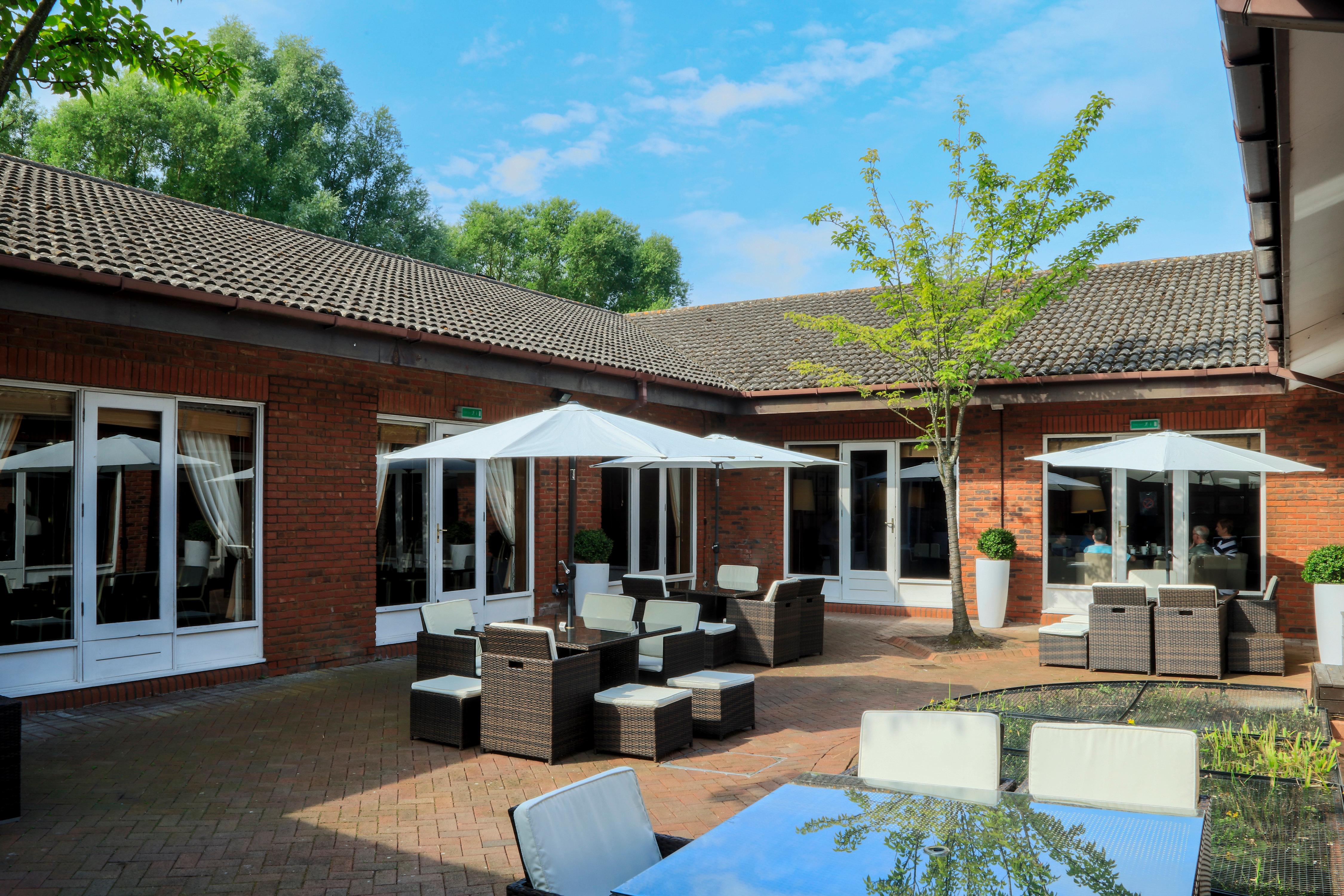Holiday Inn Guildford By Ihg מראה חיצוני תמונה