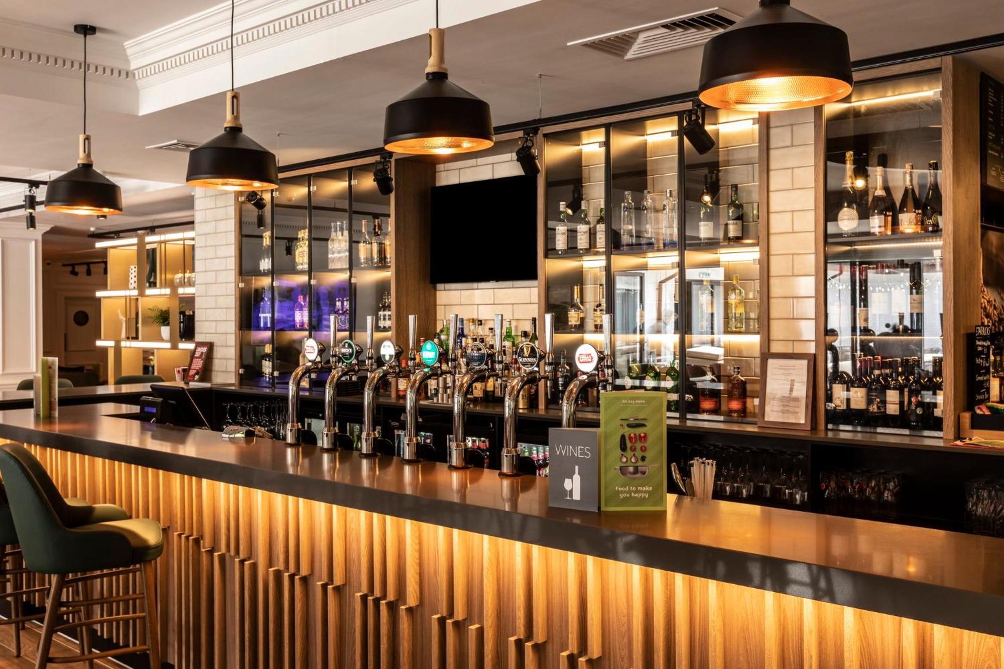 Holiday Inn Guildford By Ihg מראה חיצוני תמונה
